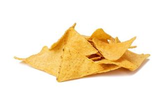 Haufen von Mais-Tortilla-Chips oder Nachos isoliert auf weißem Hintergrund foto