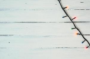 elektrische weihnachtsgirlande mit farbigen kleinen glühbirnen foto