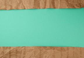 abstrakter grüner hintergrund mit braunen zerrissenen papierelementen foto