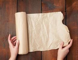 Rollen aus braunem Pergamentpapier auf einer Holzoberfläche foto