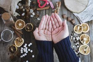 Zwei weibliche Hände mit offenen Handflächen, Draufsicht foto