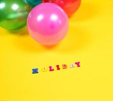 inschrift feiertag und luftballons foto