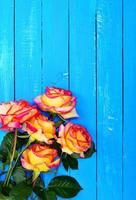 Strauß gelber Rosen auf blauem Holzhintergrund foto