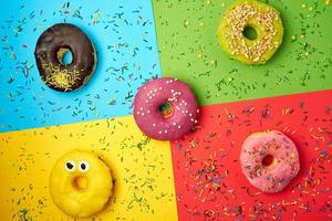 runde Donuts mit verschiedenen Füllungen und Streuseln foto