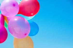 bunte Luftballons gegen den blauen Himmel foto