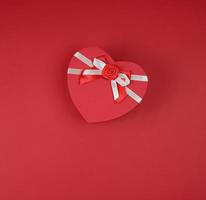 Rote Geschenkbox in Form eines Herzens mit Schleife foto