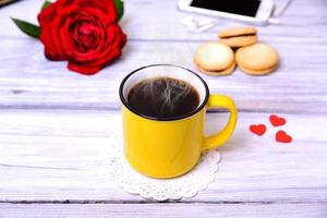 gelbe tasse mit heißem schwarzem kaffee foto