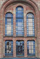 Glasfenster mit Buntglasfenstern auf dem Kirchengebäude foto