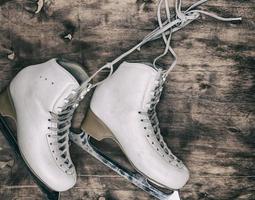 Damenschlittschuhe aus weißem Leder für den Eiskunstlauf foto