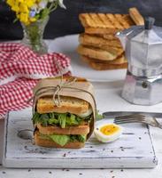 Sandwich mit French Toast und Salatblättern und gekochtem Ei foto