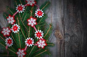 zweigfichte mit weihnachtslichtern geschmückt foto