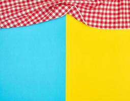 weiß rot kariertes Küchentuch auf blau gelbem Hintergrund foto