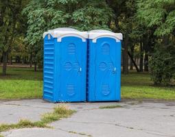 zwei blaue Kabinen der Biotoilette foto