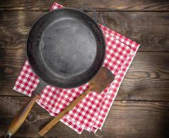 leere schwarze runde Bratpfanne mit Holzgriff foto