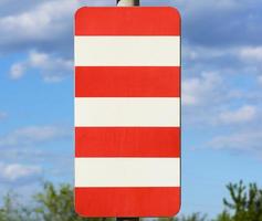 Straßenschild mit einem roten Streifen auf weißem Hintergrund foto