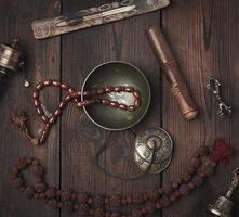 Klangschale aus Kupfer, Gebetskette, Gebetstrommel und andere tibetische religiöse Gegenstände für Meditation und Alternativmedizin foto
