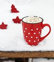 rote Tasse mit weißen Punkten mit heißer Schokolade und Marshmallows foto