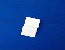 Stapel weißer rechteckiger Visitenkarten aus leerem Papier foto