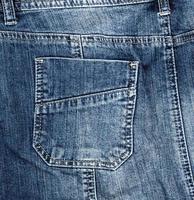 Fragment einer blauen Textiljeans mit Gesäßtasche foto