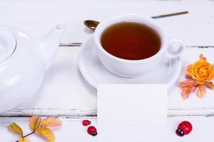 schwarzer Tee in einer runden weißen Tasse mit Untertasse foto