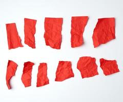 verschiedene leere Blätter rotes Papier auf weißem Hintergrund foto