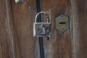 altes rostiges geschlossenes Schloss foto