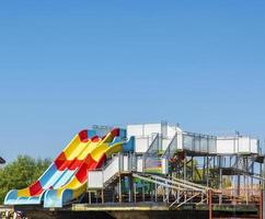 plattform mit wasser kinderattraktionen achterbahn steht am strand foto