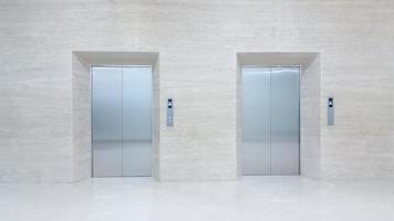 Blick auf modernen Aufzug oder Aufzug mit geschlossenen Türen foto