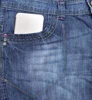 Smartphone in der Vordertasche der Blue Jeans foto