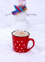 roter Keramikbecher mit heißer Schokolade und Marshmallow foto