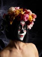 schönes Mädchen mit traditioneller mexikanischer Totenmaske. calavera catrina foto