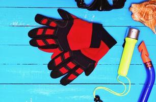 rote Handschuhe zum Tauchen unter anderen Sportgeräten foto