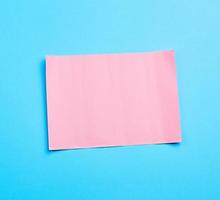 blaues Banner mit rosafarbenem Papierbogen, lockig für Papierdesign foto