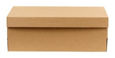 geschlossener brauner Karton für Schuhe isoliert auf weißem Hintergrund. Aufbewahrungsbox, Warentransport foto