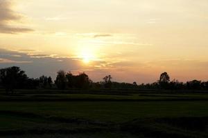 Hintergrund der untergehenden Sonne am Abend foto