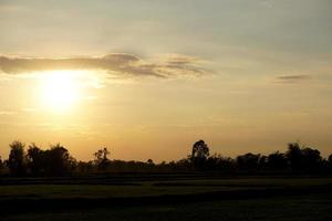 Hintergrund der untergehenden Sonne am Abend foto