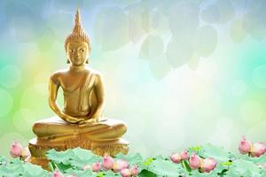 Makha Asanaha Visakha Bucha Day goldenes Buddha-Bild. Hintergrund von Bodhi-Blättern mit leuchtendem Licht. weiches Bild und weicher Fokusstil foto