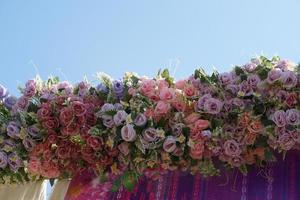 schöne Blumen schmücken den Stoff. foto