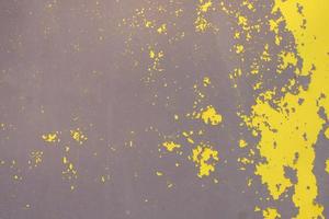 Alte gelbe Metallwand mit abblätternder Farbe und rostigen Stellen, industrielle Hintergrundtextur foto