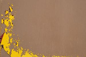 Gelbe Stahlplatte, raue Oberfläche, abblätternde Farbe, mit rostiger Stahlstruktur. abstrakter Hintergrund. foto