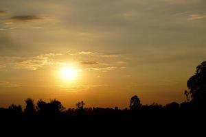 Hintergrund der untergehenden Sonne am Abend foto