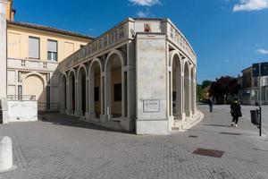 tresigallo, italien - 2. mai 2021 - spazieren in der metaphysischen stadt tresigallo an einem bewölkten tag foto