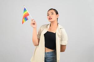 hübsche frau lgbq pose mit mehrfarbiger flagge foto