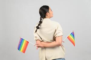 hübsche frau lgbq pose mit mehrfarbiger flagge foto