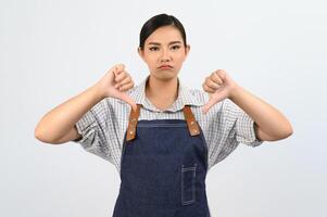 porträt asiatische junge frau in kellnerinuniform mit verärgerter haltung foto