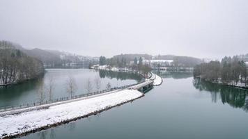 Biggesee in der Nähe von Attendorn an einem nebligen Tag, Deutschland foto