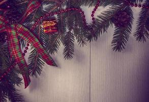 Vintage Weihnachtshintergrund mit geschmückten Fichtenzweigen foto