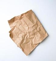 gefaltetes Blatt aus braunem Kraftpapier zum Verpacken foto