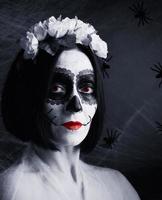 junges schönes mädchen mit traditioneller mexikanischer totenmaske. calavera catrina. Zuckerschädel-Make-up foto