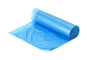 Blaue Plastikmülltüten mit Schnüren isoliert auf weißem Hintergrund, Nahaufnahme foto